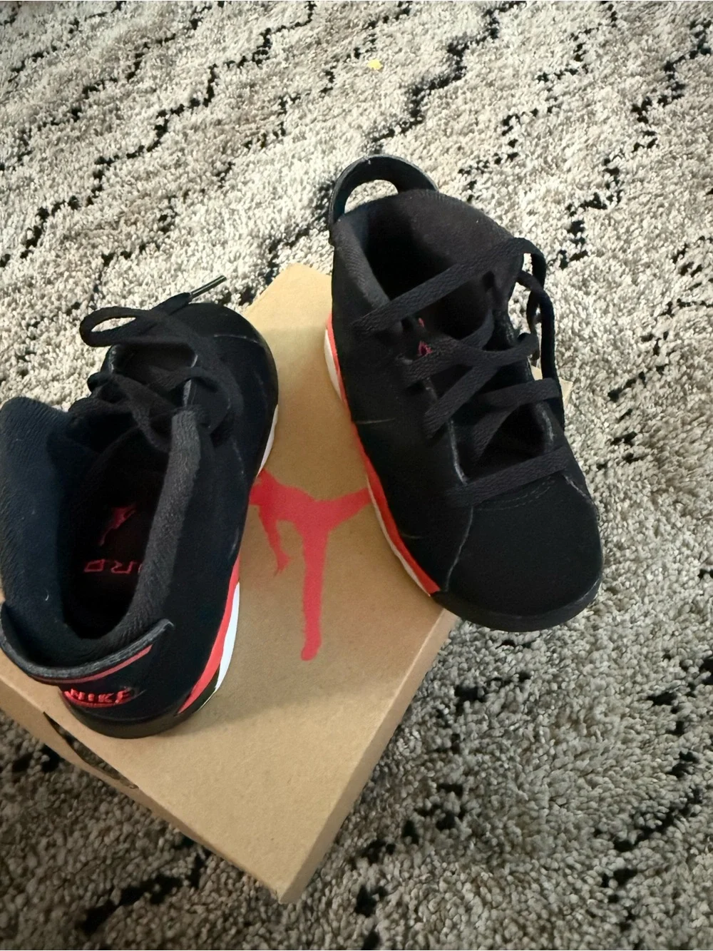 Nike Kids Black and Red Low-Top Sneakers